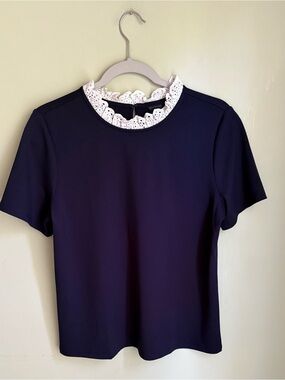 Ann Taylor Navy Short-Sleeve Top w/white eyelet collar Sz M. Round neck/keyhole